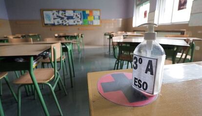 Una aula buida en una escola tancada per la pandèmia.