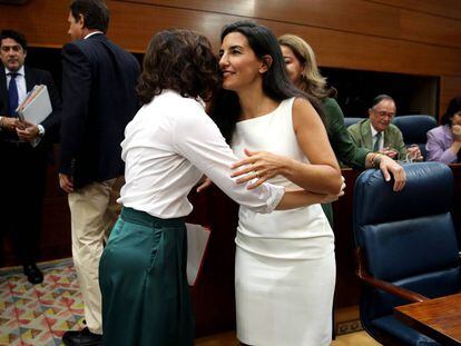 Rocío Monasterio (derecha) abraza a Isabel Díaz Ayuso, presidenta de la Comunidad de Madrid, el día de su investidura el pasado mes de julio.