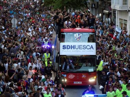 Celebración del ascenso a Primera del Huesca por las calles de la capital oscense.