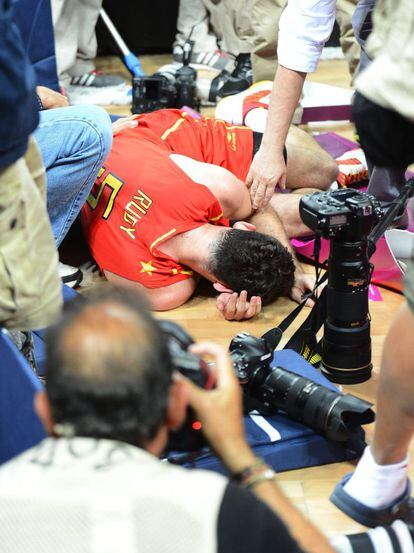 El jugador español Rudy Fernández se duele del golpe recibido con la cámara de un fotógrafo en una caída.