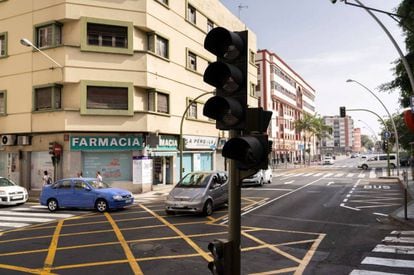 Dificultades en la circulación en Santa Cruz de Tenerife al no funcionar los semáforos debido a un apagón eléctrico que afecta a toda la isla.