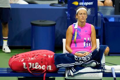 Azarenka medita durante el partido contra Serena en la pista central de Nueva York.