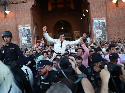 Ángel Téllez, a hombros por la Puerta Grande de Las Ventas.