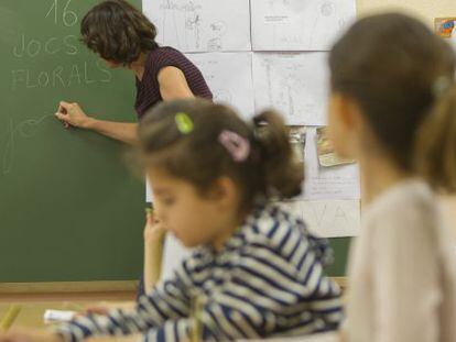 Dos alumnas, en clase de catalán en el colegio público Reina Violant, de Barcelona.