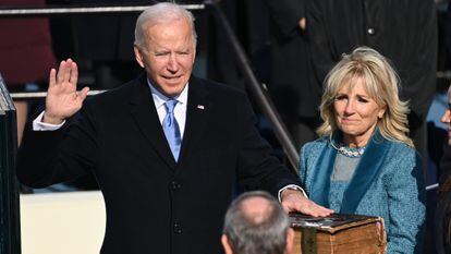 Joe Biden jura sobre la Biblia el cargo junto a su esposa Jill y en presencia del presidente del Supremo, John Roberts. En vídeo, el juramento de Biden como presidente.