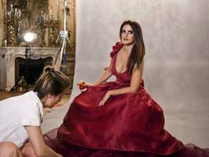 Imagen facilitada por Campari de la actriz Penélope Cruz durante una de las sesiones fotográficas para el Calendario Campari 2013, en las que llevó a vestir 14 vestidos distintos de reminiscencias clásicas. El calendario se presentará el 13 de noviembre en Milán.