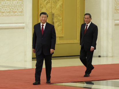 Li Qiang tras los pasos del presidente de China, Xi Jinping, durante la presentación de los nuevos miembros del comité permanente en el Gran Salón del Pueblo de Pekín el pasado 23 de octubre.