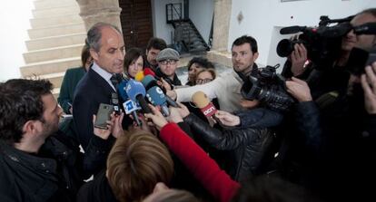 Francisco Camps atiende a los medios tras declarar por escrito como testigo del &#039;caso N&oacute;os&#039;.