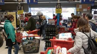 Clientes de un supermercado de Madrid. 