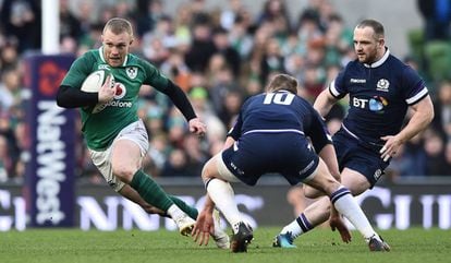 El irlandés Keith Earls se escapa del escocés Finn Russell.