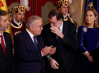 El presidente del Gobierno, Mariano Rajoy y el presidente del Tribunal Constitucional, Juan José González Rivas, conversan en el Congreso de los Diputados.