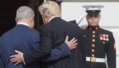 El presidente de EE UU, Donald Trump, y el primer ministro israelí, Benjamín Netanyahu, entran en la Casa Blanca