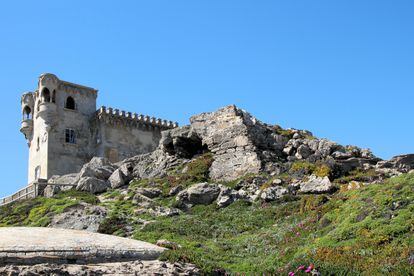 Rodeado por una sucesión de búnkeres, el castillo de Santa Catalina se alza en el punto más meridional de la Península, en Tarifa.