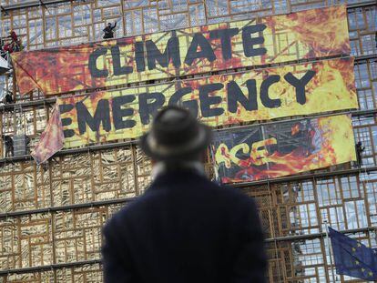 Pancarta de Greenpeace en el edificio en el que se reunían los jefes de Gobierno Europeos en Bruselas.