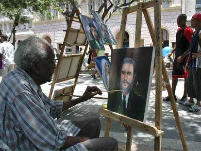 Un pintor callejero retrata a Fidel Castro en el paseo del Prado de La Habana.