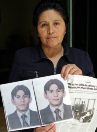 Zulema Silva, madre del ecuatoriano fallecido, muestra  fotos de su hijo en un restaurante madrileño.