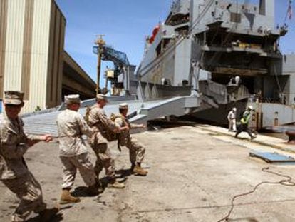 Desembarco, el 9 de abril, de material militar de EE UU para las maniobras en el puerto de Agadir (Marruecos).