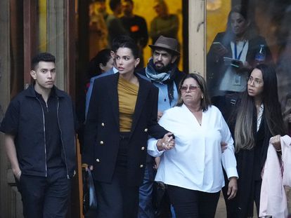 La mujer de Dani Alves, Joana Sanz, en el centro, junto a su madre, este martes a la salida de la Audiencia de Barcelona donde está siendo juzgando el futbolista.
