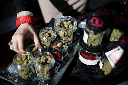 Un empleado preparaba las dosis de marihuana en una tienda de Oakland (California) en abril de 2018.