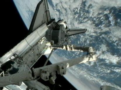 Los astronautas han utilizado el brazo robótico del <i>Endeavour</i> y el de la Estación Espacial Internacional para instalar el detector de rayos cósmicos AMS.