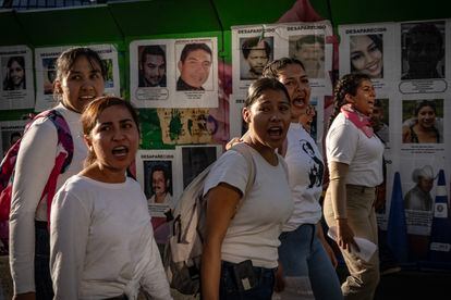 Mujeres que participan en la marcha pasan frente a la Glorieta de las y los desaparecidos, sobre Paseo de la Reforma.