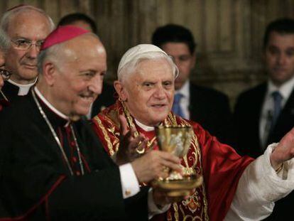 Benedicto XVI bendice un c&aacute;liz que sostiene el entonces arzobispo de Valencia, Agust&iacute;n Garc&iacute;a-Gasco, en Valencia. 