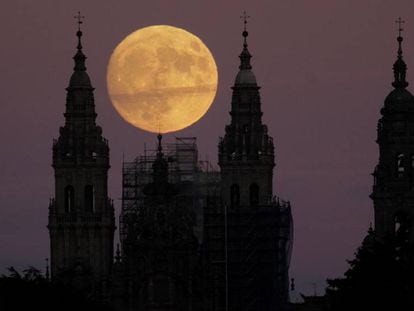 La luna este domingo, en Santiago de Compostela.