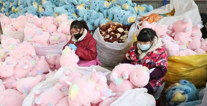 Fábrica de peluches en Lianyungang (Jiangsu, China), el jueves.