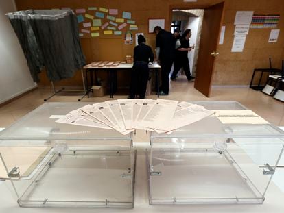Preparativos para las elecciones al Gobierno de Navarra y al Ayuntamiento de Pamplona.  EFE/ Jesús Diges