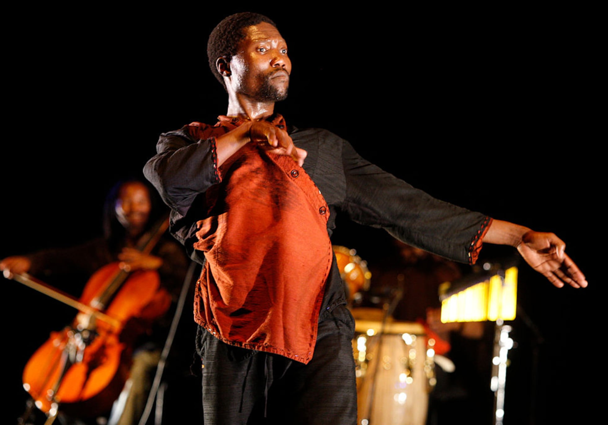 gregory-maqoma-indaga-en-el-choque-de-culturas-entre-frica-y-europa-en