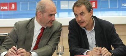 Chaves y Zapatero, durante la reunión de este viernes en Ferraz.