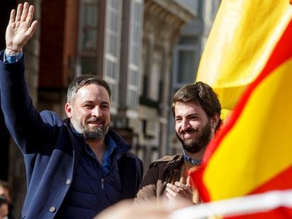 El presidente de Vox, Santiago Abascal, a la izquierda, y el vicepresidente de la Junta de Castilla y León, Juan García Gallardo, en un acto electoral en Burgos el año pasado.