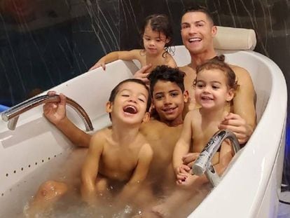 Cristiano Ronaldo y sus hijos en una imagen de Instagram.