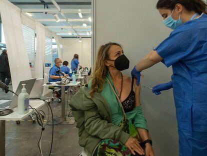 Una infermera vacuna una dona al centre de vacunació de la Fira de Barcelona.