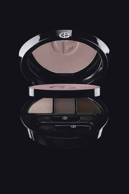 La colección de temporada de Giorgio Armani se llama Easy Chic. Y es que, ¿hay algo más easy chic que el socorrido y otoñal que el marrón? La paleta doble Neo Brown incluye sombras en distintas tonalidades de este color, más una segunda planta con un colorete en el tono Sheer Rose. Las sombras, elaboradas con la tecnología Color-Fil, aportan una coloración uniforme que permite que los claros se vean más luminosos y los oscuros más intensos. Este kit de ojos y mejillas cuesta 69,50 euros