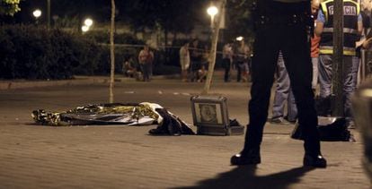 El cuerpo de Ramiro David M. V., de 20 a&ntilde;os, yace frente al n&uacute;mero 9 de la calle de T&aacute;nger, en Puente de Vallecas, en 2012.
