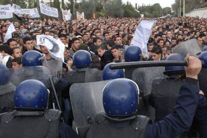 La policía argelina trata de controlar las protestas de los estudiantes.