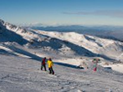 Mientras algunas estaciones de esquí, como Sierra Nevada, registran un inicio de invierno excelente, otras, como las de la Cordillera Cantábrica, por ahora apenas han podido disfrutar de la temporada