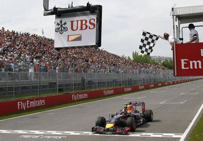 Ricciardo cruza en primera posición la línea de meta.