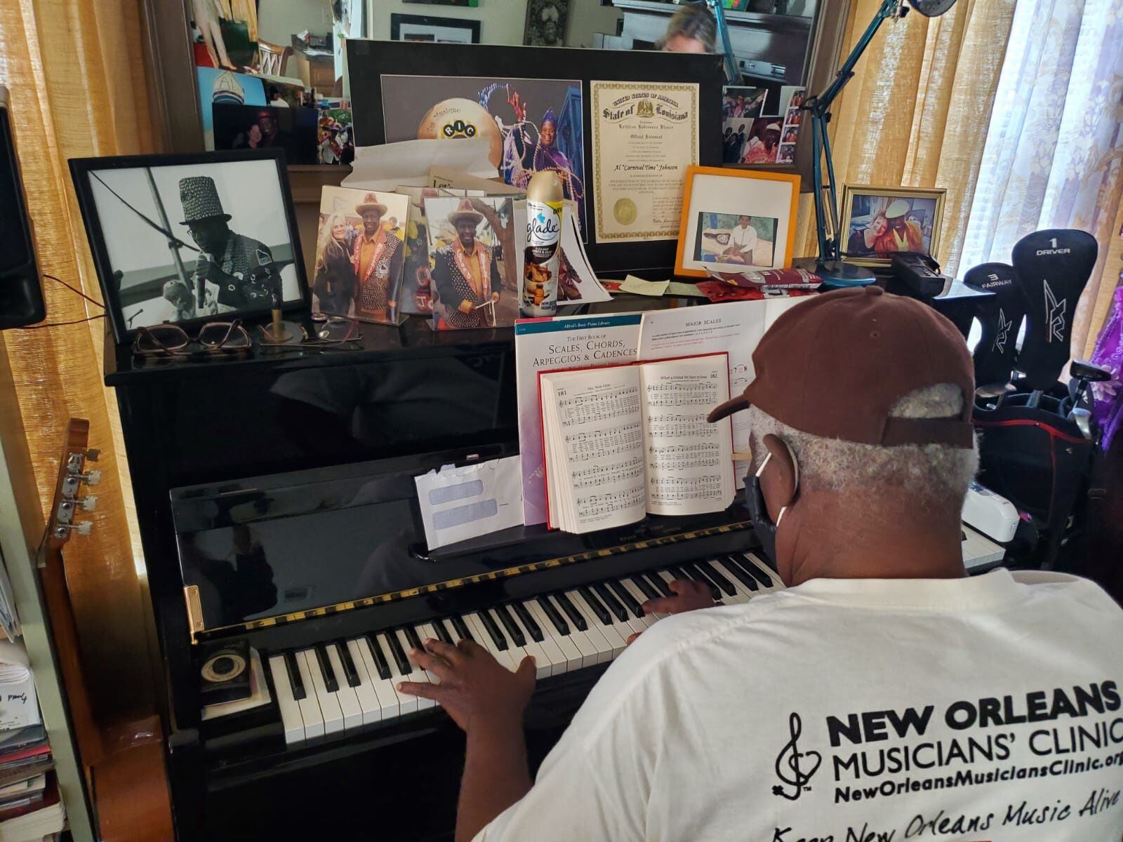 El músico Al 'Carnival Time' Johnson, de 81 años, tocando el piano en su casa, en la Villa de los Músicos, en Nueva Orleans.