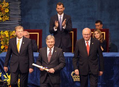 El alcalde de Berlín, Klaus Wowereit, entre sus predecesores Eberhard Diepgen (izquierda) y Walter Momper, tras recoger su premio.