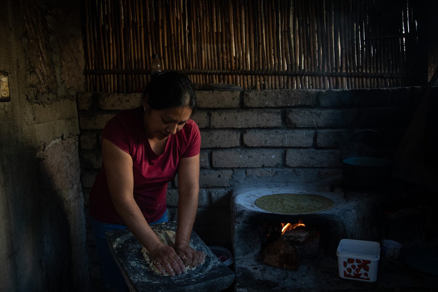 Una mujer cocina tortillas en la estufa artesanal de su casa en el Estado de Oaxaca.
