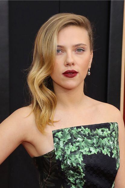 Scarlett Johansson lució sus labios color borgoña en la presentación de su última película.