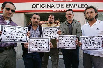 Miembros de la Unión de Militares Temporales en la puerta de una oficina del paro en Madrid.