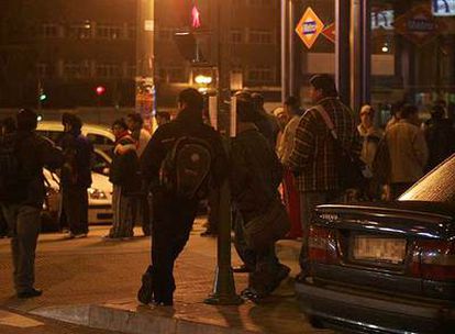 Inmigrantes <b>acuden antes del amanecer en busca de trabajo a la plaza Elíptica de Madrid en 2007.