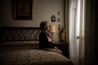 María de los Ángeles Ibáñez, víctima de ETA, en su casa del barrio de Argüelles, en Madrid.