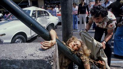Cuando cruzaba la avenida Chapultepec a la altura de la calle Monterrey, alrededor de las 14.00 del 29 de abril de 1979, la periodista Adela Lagarreta Rivas fue atropellada por un Datsun blanco, 1979.