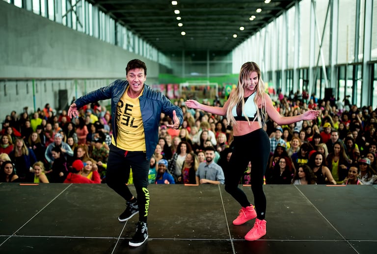 Beto Pérez, con Águeda López, en Madrid durante una clase de Zumba en 2018.