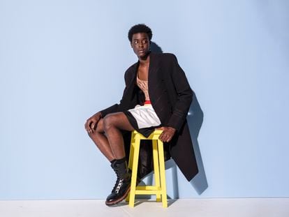 Modelo de la colección primaveraverano 2021 de Dior Men, en la que su director artístico, Kim Jones, ha colaborado con el artista Amoako Boafo.