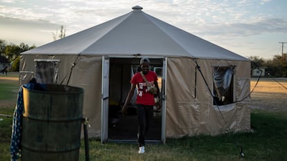 Un migrante haitiano sale de un albergue temporal instalado en la ciudad de Del Río (Texas), este lunes.